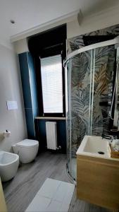 福贾BRUMARI的带淋浴、卫生间和盥洗盆的浴室
