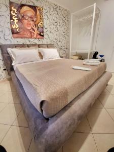 福贾BRUMARI的卧室内的一张大床,墙上有绘画作品
