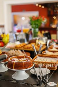 坎波斯杜若尔当卡巴罗酒店及水疗中心的自助餐,包括蛋糕和糕点