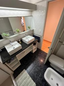 蒙得维的亚Apartamento en Pocitos的一间带两个盥洗盆和大镜子的浴室