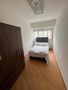 蒙得维的亚Apartamento en Pocitos的一间卧室设有一张床和一个大窗户