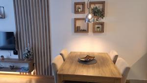 亚霍里纳Apartman K&N - Jahorinska Vila的一间带木桌和椅子的用餐室