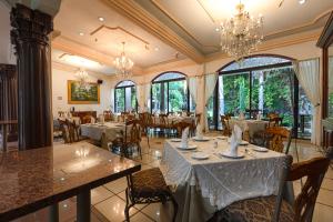 特基斯基亚潘Gran Hotel Firenze的用餐室设有桌椅和窗户。