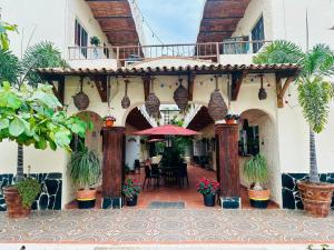 瓜亚比托斯Bungalows Las Glorias的一座带遮阳伞和桌子的庭院
