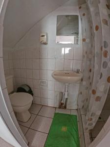 库斯科MORENAS BACKPACKERs的一间带水槽和卫生间的小浴室