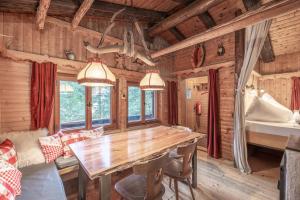 迈尔霍芬Kitzkopf Hütte的小屋内带木桌的用餐室
