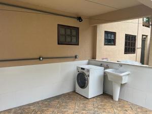 安格拉杜斯雷斯BEAUTIFUL VIEW的一间带洗衣机和水槽的浴室