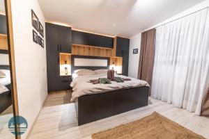 贝拉内Apartments Ivangrad的一间卧室设有一张大床和一个大窗户