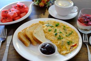 奥拉涅斯塔德Victoria City Hotel的包括煎蛋和烤面包的早餐盘