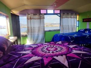 UrosUrosfood & Titiqaqa Lodge的一间卧室设有两张床和大窗户