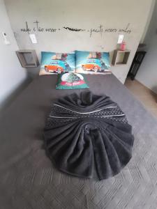 巴拉那州蓬塔尔Mini Casa Chácara Zulin's - AMOR E ACONCHEGO的卧室配有黑色毯子