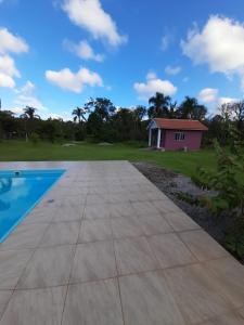 巴拉那州蓬塔尔Mini Casa Chácara Zulin's - AMOR E ACONCHEGO的一座带房子的游泳池