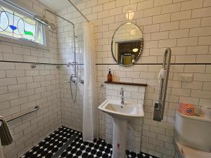 肯图巴No14 Lovel St的白色的浴室设有水槽和镜子