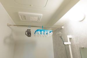 鹿儿岛GANADAN天文館的浴室设有牙刷架