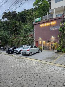 乌巴图巴Apartamentos Casa da Pedra的停在大楼前的一组汽车