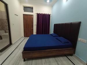 瑞诗凯诗Deepak Homestay的一间卧室配有一张带蓝色毯子的床