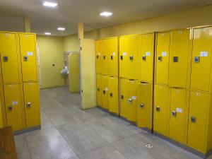 埃博森Big Hostel的储物柜里一排黄色的储物柜