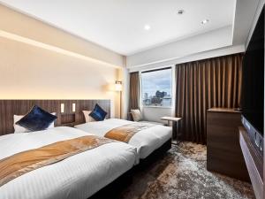 大阪DEL style Osaka-Shinsaibashi by Daiwa Roynet Hotel的酒店客房设有两张床和电视。