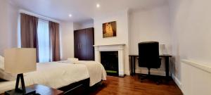 伦敦Charming Victorian Property with Aircon in Central London的一间卧室配有一张床和一台电视