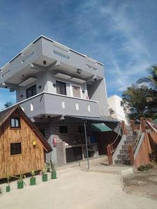 CalataganKua's Pad Batangas Tent的一座大型建筑,前面设有楼梯