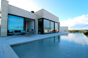 都拉斯Deluxe Villa Jante Infinity Pool的房屋旁带游泳池的房子