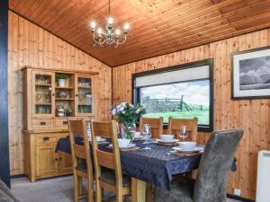 TirrilGlendowlin Lodge Retreat的一间带桌椅和窗户的用餐室