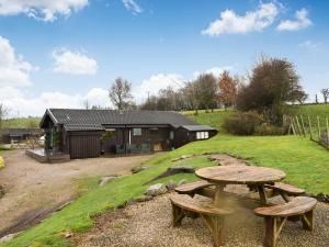 TirrilGlendowlin Lodge Retreat的小屋前的野餐桌和长凳