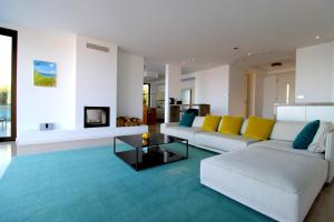 都拉斯Deluxe Villa Jante Infinity Pool的客厅配有白色沙发和黄色枕头。