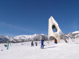 Chikuniロッヂ秀岳的一群滑雪者在教堂旁的雪地里