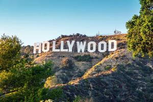 洛杉矶Dream Hollywood, by Hyatt的山顶上的好莱坞标志