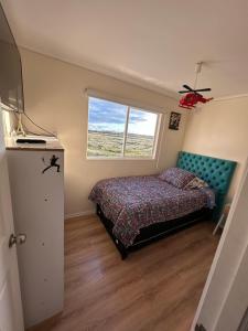 弗鲁蒂亚尔Paz home的一间小卧室,配有床和窗户
