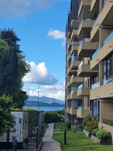 比亚里卡Lindo Departamento en Costanera de Villarrica的水景建筑