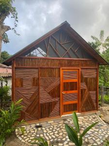 埃尔扎伊诺Casa kumake的大型木制建筑,设有大窗户