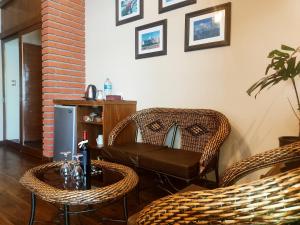 乌尤尼Hostal Cagnapa Restobar的客厅配有椅子和桌子