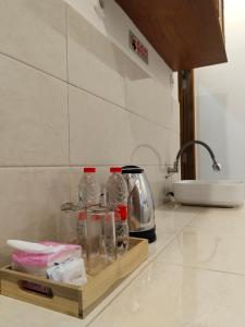 WonosariKENEWAE LIVING的厨房柜台配有瓶装水和茶壶