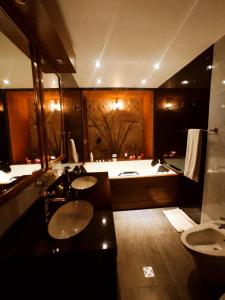 乌尤尼Hostal Cagnapa Restobar的浴室配有两个盥洗盆和浴缸。