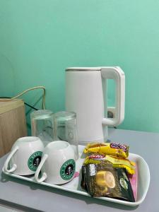 Ban Samnak PlingThungtako Resort的桌子上装有杯子和茶包的托盘