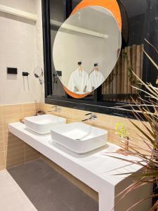 格兰岛Phuzita Kohlarn-ภูศิตา เกาะล้าน的一间带两个盥洗盆和大镜子的浴室