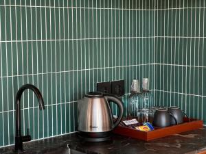 乌布Grün Ubud的厨房水槽和柜台上的茶壶