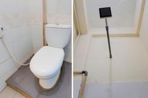 JodohSPOT ON 91422 Ringin Pitu 2 Syariah的浴室位于隔间内,设有白色卫生间。