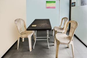 JodohSPOT ON 91422 Ringin Pitu 2 Syariah的房间里的三把椅子和一张桌子