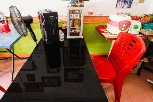 JodohOYO 91344 Wr House Syariah Batam的厨房里的柜台,配有红色椅子和柜台