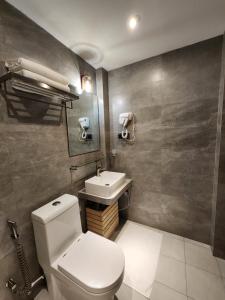 迪古拉Nikabliss Dhigurah的浴室配有白色卫生间和盥洗盆。