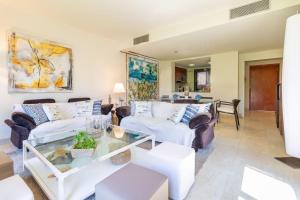 邦蒙特特雷斯诺维斯Casa Bonmont Miami Platja的客厅配有白色的沙发和桌子