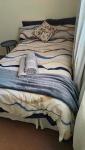 萨尔达尼亚Saldanha BLUEWATER BAY APARTMENT的床上有两条毛巾