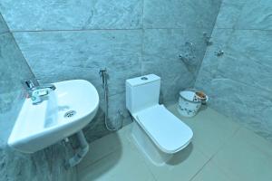 SubrahmanyaGokula Homestay的浴室配有白色卫生间和盥洗盆。