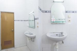 TimuranSuper OYO 759 Hotel Dewi Sri的白色的浴室设有水槽和镜子
