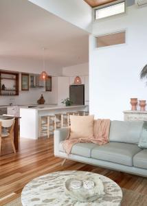 赫斯基森Worrowing Jervis Bay的带沙发的客厅和厨房