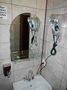 塔鲁萨Комнаты на сутки у Дубровского的一间带镜子和水槽的浴室