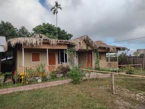 BokākhātAVA Resort, Kaziranga的一间有稻草屋顶的小房子